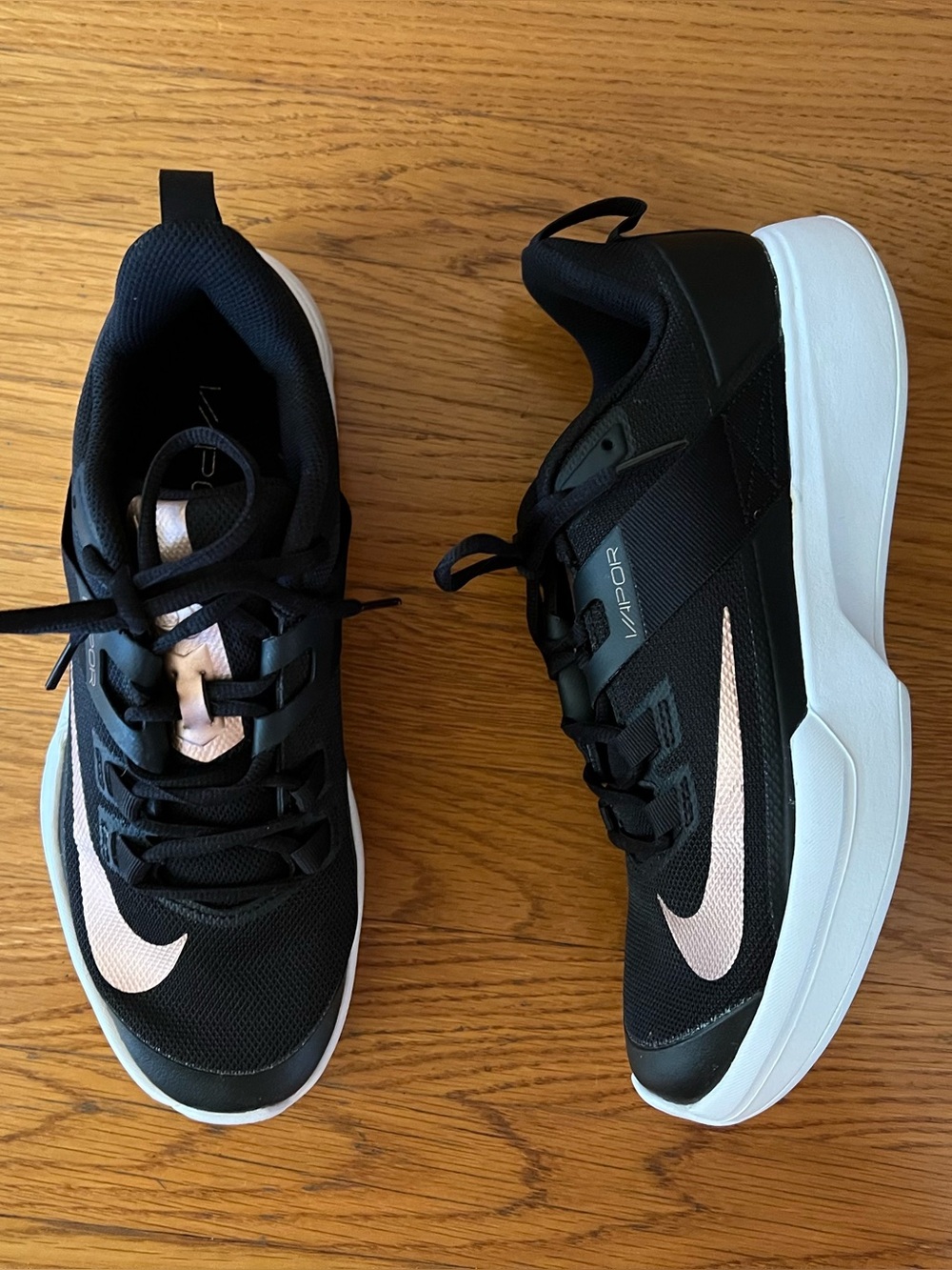 NWOB Nike Vapor Lite Court Shoe - Womens size 9